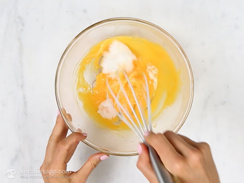 Low-Carb Carrot, Zucchini & Lemon Curd Poke Cake (low-carb, gluten-free, primal) Low-Carb Carrot & Lemon Curd Poke Cake