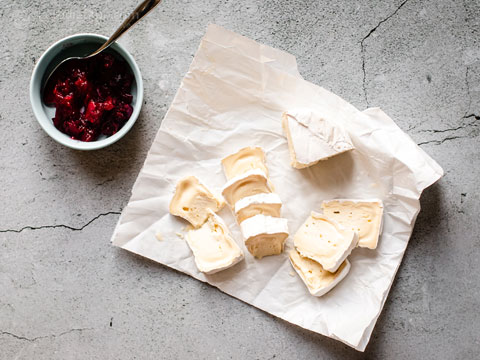 Keto Cranberry Brie Toasts (low-carb, primal, grain-free) Low-Carb Cranberry Brie Toasts