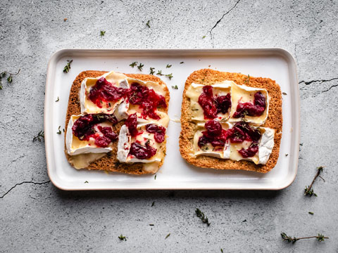 Keto Cranberry Brie Toasts (low-carb, primal, grain-free) Low-Carb Cranberry Brie Toasts
