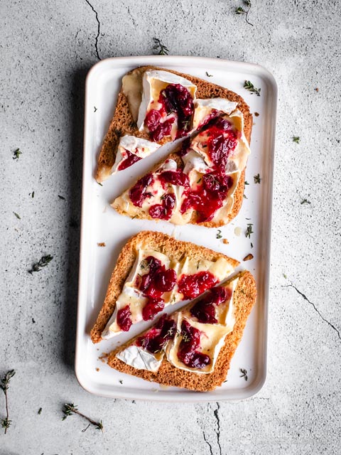 Keto Cranberry Brie Toasts (low-carb, primal, grain-free) Low-Carb Cranberry Brie Toasts