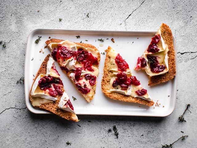 Low-Carb Cranberry Brie Toasts