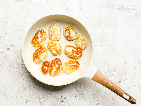 Low-Carb Marinara Halloumi Skillet (low-carb, vegetarian, grain-free) Low-Carb Marinara Halloumi Skillet